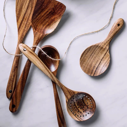 A set of 7 wooden kitchen utensils