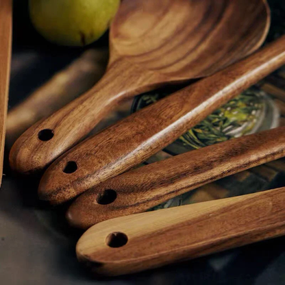 A set of 7 wooden kitchen utensils