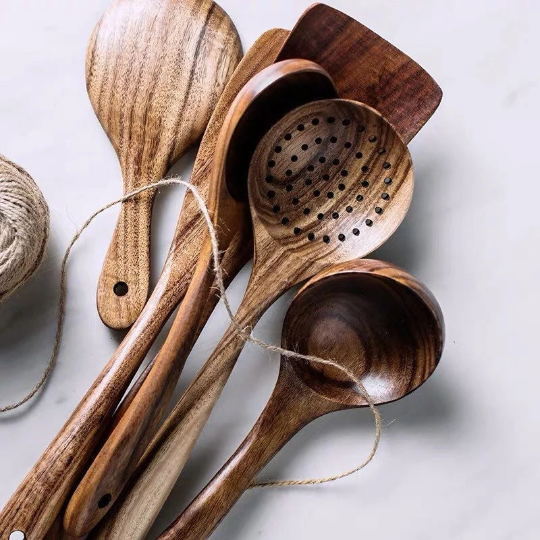 A set of 7 wooden kitchen utensils