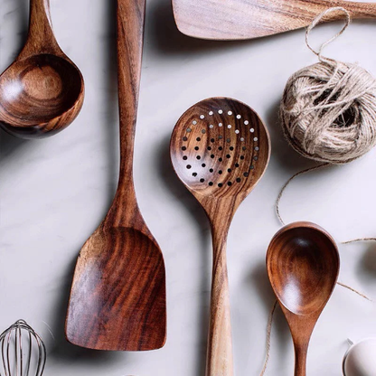 A set of 7 wooden kitchen utensils