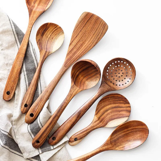 A set of 7 wooden kitchen utensils