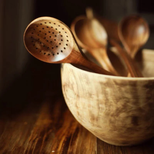 A set of 7 wooden kitchen utensils